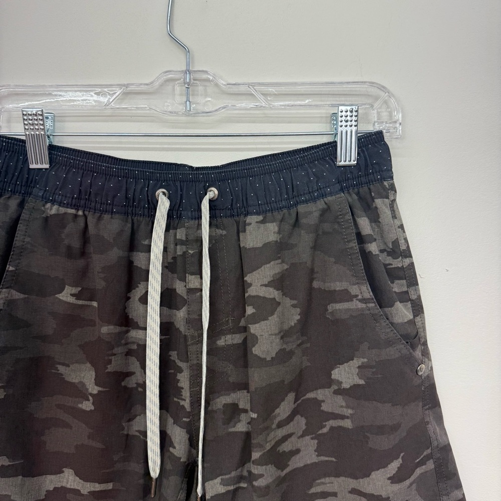 Vuori Men's Grey Camo Drawstring Athletic Shorts G27 - Picture 3 of 4